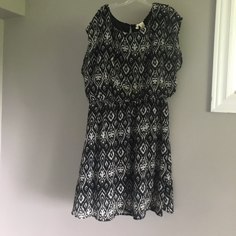 Short Dress w Keyhole Back